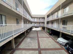 1535 N Kenmore Ave in Los Angeles, CA - Foto de edificio - Building Photo