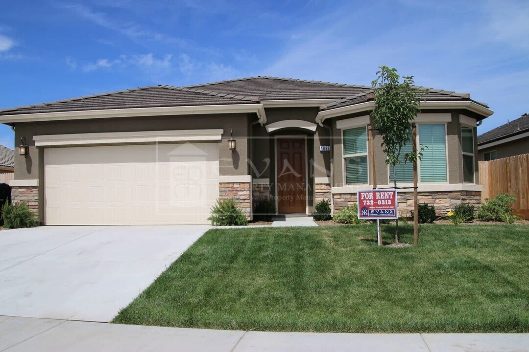 1833 Silvervale St in Visalia, CA - Building Photo