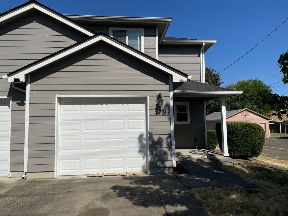 479 Broad St S in Monmouth, OR - Foto de edificio