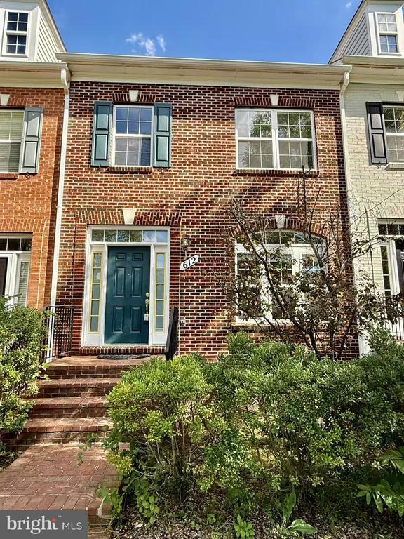612 Garden View Square