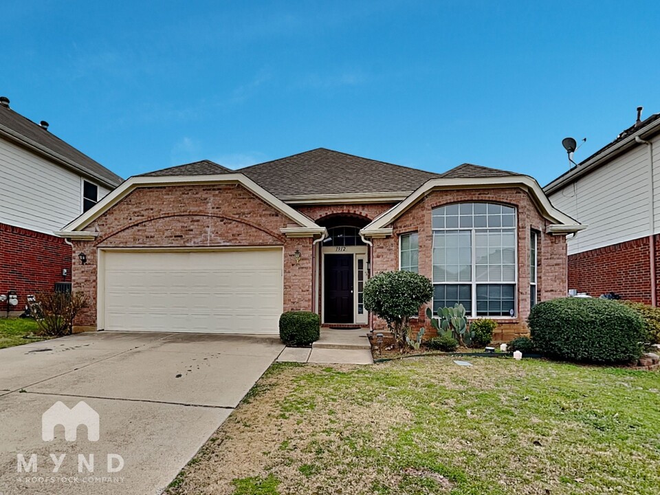 1912 Oak Timber Dr in Bedford, TX - Building Photo