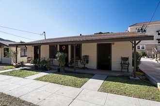 108-124 S 7th St in Santa Paula, CA - Foto de edificio - Building Photo