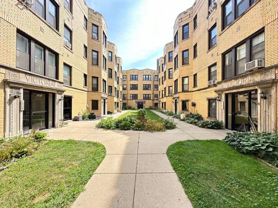 3817.5 N Greenview Ave in Chicago, IL - Building Photo