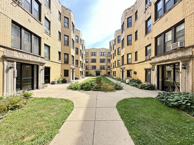 property at 3817.5 N Greenview Ave