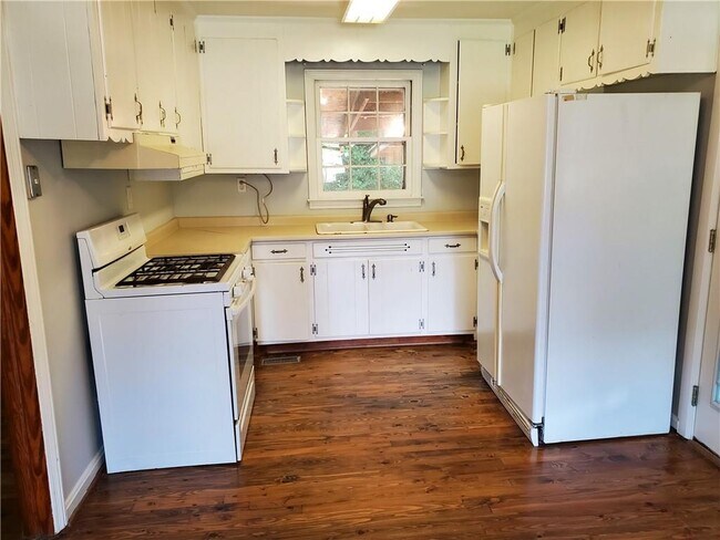 939 Turner Dr SE in Smyrna, GA - Building Photo - Building Photo