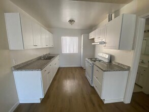 8200 Owensmouth Ave in Los Angeles, CA - Building Photo - Building Photo