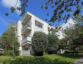 8833 Montcalm St in Vancouver, BC - Building Photo - Building Photo