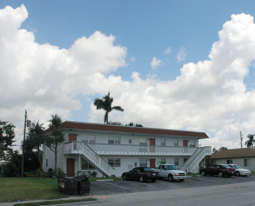 7011 Pembroke Rd in Pembroke Pines, FL - Building Photo