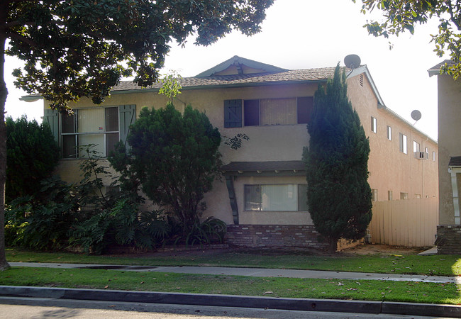 2330 Santa Fe Ave in Fullerton, CA - Foto de edificio - Building Photo