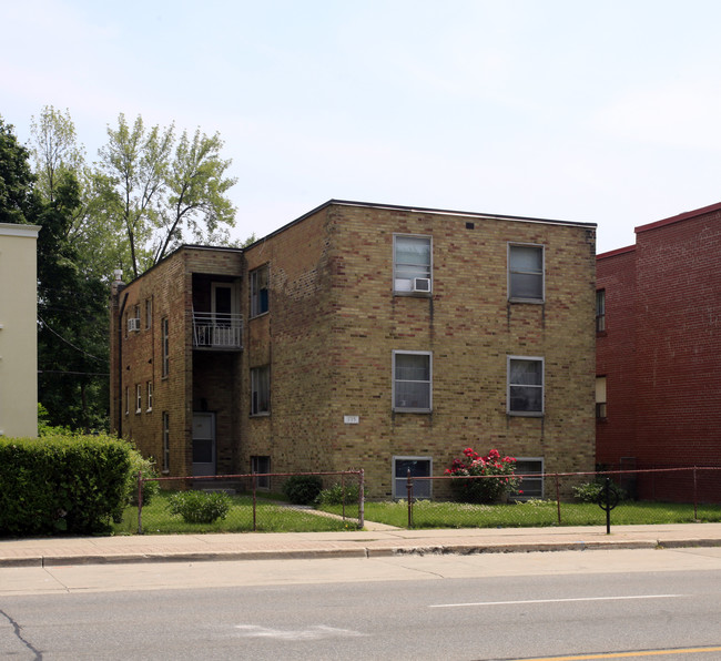 335 Lakeshore Rd E in Mississauga, ON - Building Photo - Primary Photo