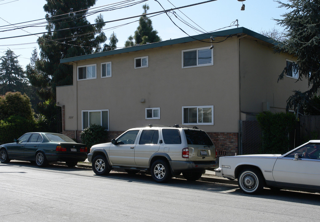 1620 Hess Rd in Redwood City, CA - Building Photo