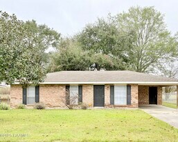 120 Lindsey Cir in Carencro, LA - Building Photo