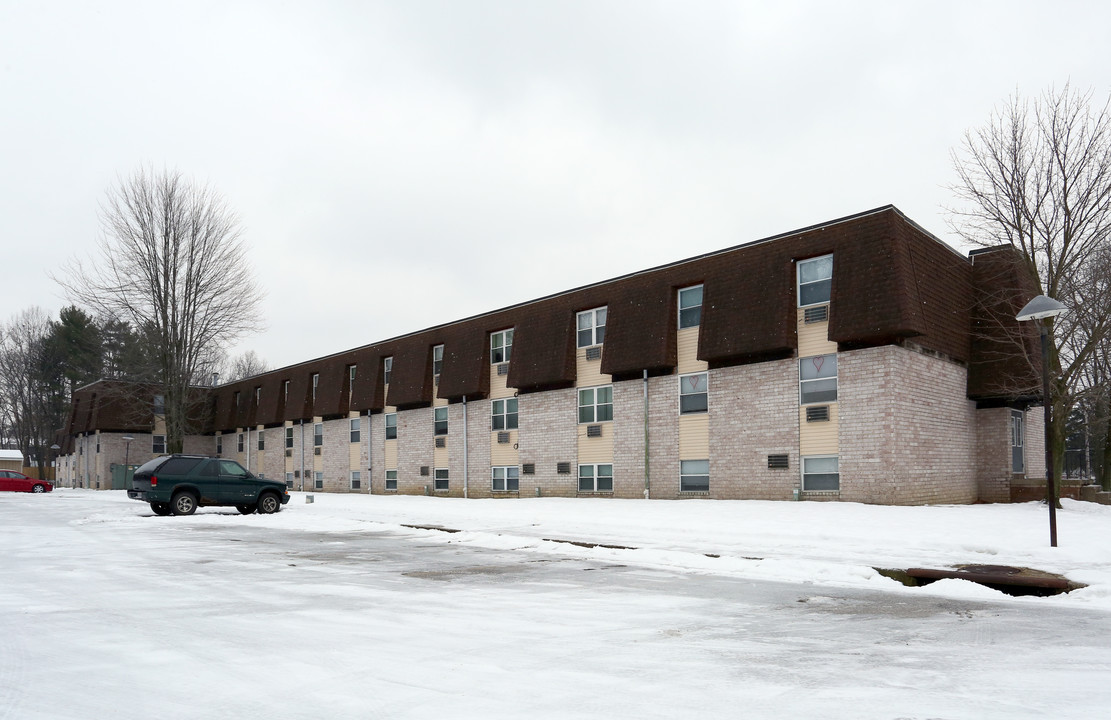 Pembrook Place in Youngstown, OH - Building Photo