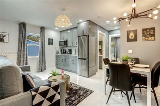 2302 Taylor St in Hollywood, FL - Building Photo - Building Photo