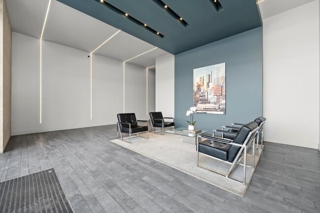 367 W Locust St in Chicago, IL - Building Photo - Building Photo