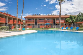 Icon on Spanish Trail in Tucson, AZ - Foto de edificio - Building Photo