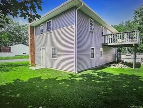 142 Greene Ave in Brookhaven, NY - Foto de edificio - Building Photo