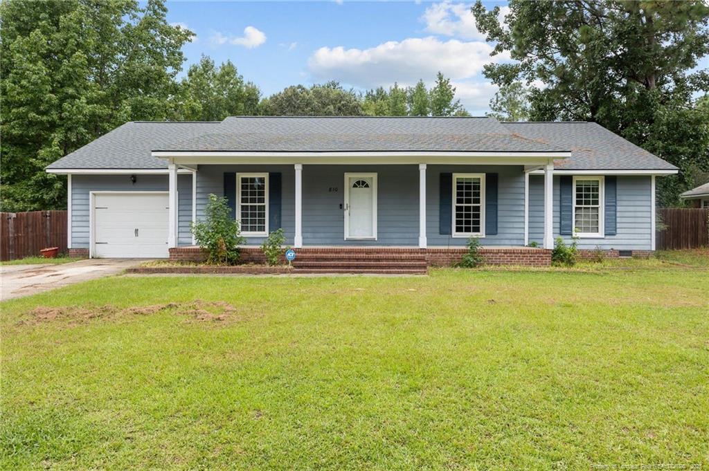 810 Whispering Pines Rd in Fayetteville, NC - Building Photo