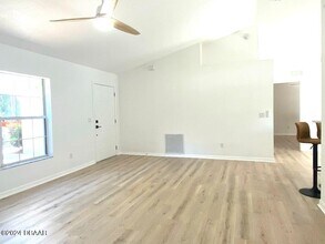 1047 S Myrtle Ave in New Smyrna Beach, FL - Building Photo - Building Photo