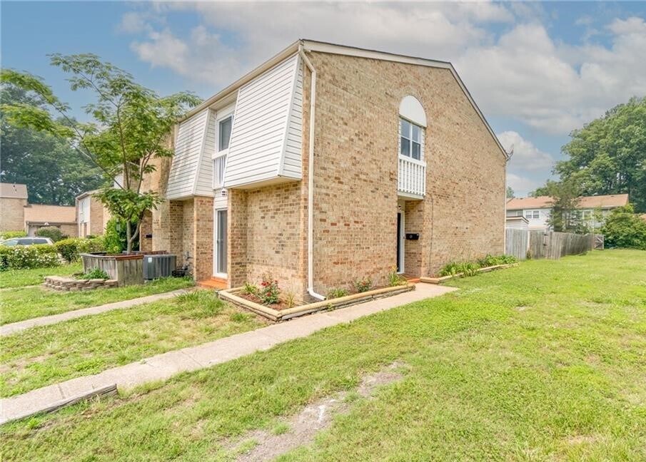 6400 Dillard Pl in Virginia Beach, VA - Building Photo