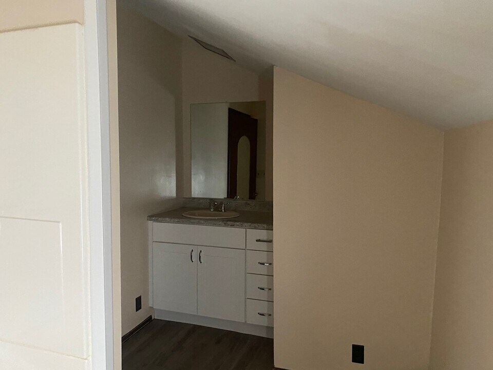 77 Aurora St, Unit Upper Front in Lancaster, NY - Building Photo