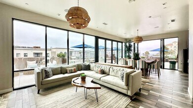 355 N Cleveland St in Oceanside, CA - Building Photo - Building Photo