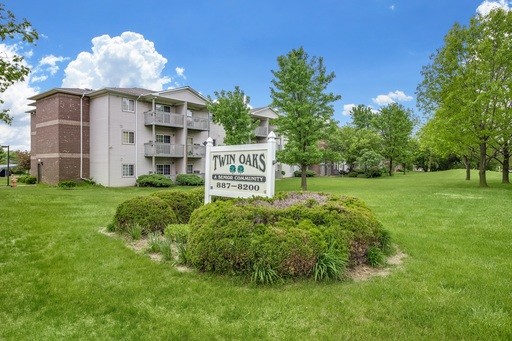 Twin Oaks Meadows in Lansing, MI - Foto de edificio