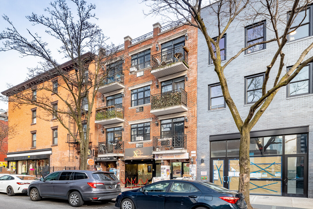 201 Bedford Ave in Brooklyn, NY - Building Photo