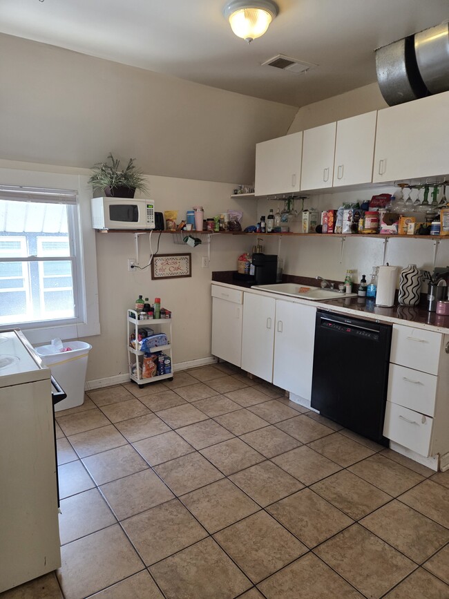 3322 N Downer Ave, Unit 3322