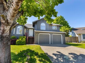 276 NE Tralee Ct in Hillsboro, OR - Building Photo - Building Photo