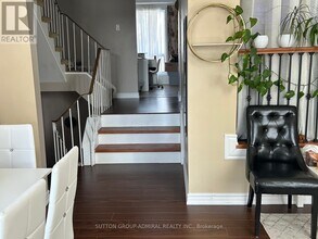 82 Henderson Dr in Aurora, ON - Building Photo - Building Photo