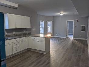 43 Clare St, Unit 2 in Lowell, MA - Foto de edificio - Building Photo