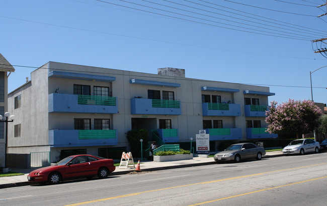 21330 Parthenia St in Canoga Park, CA - Building Photo - Building Photo