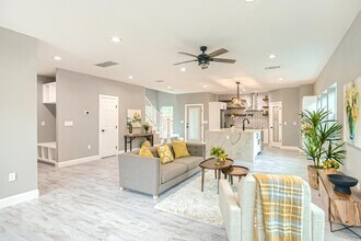 North Oak Cliff home 2 miles from Bishop A in Dallas, TX - Building Photo - Building Photo