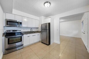 13251 Memorial Hwy in Miami, FL - Building Photo