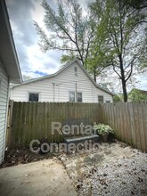 1002 E College St in Marion, IL - Building Photo - Building Photo