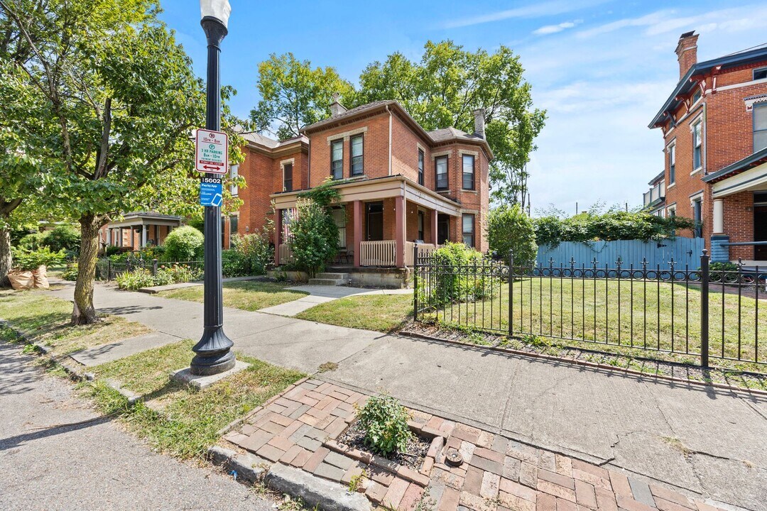 57 Smith Pl in Columbus, OH - Building Photo