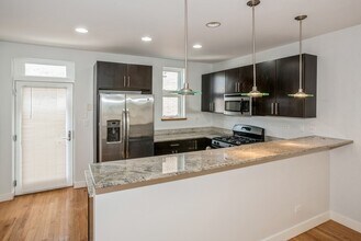 7205 N Oakley Ave in Chicago, IL - Building Photo - Building Photo
