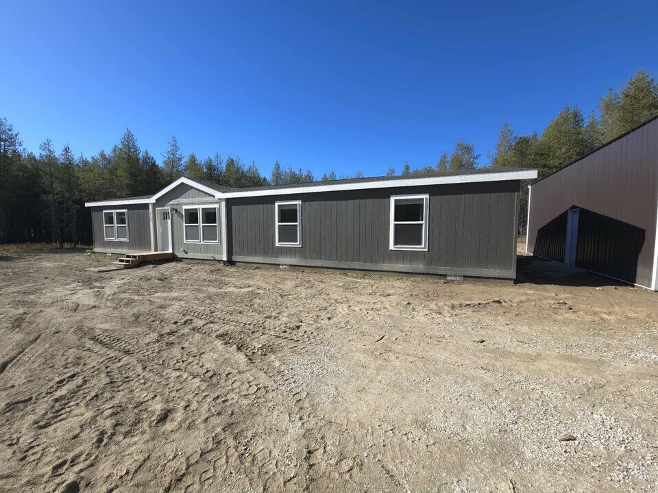 4122 Black Pne Wy in Springdale, WA - Building Photo