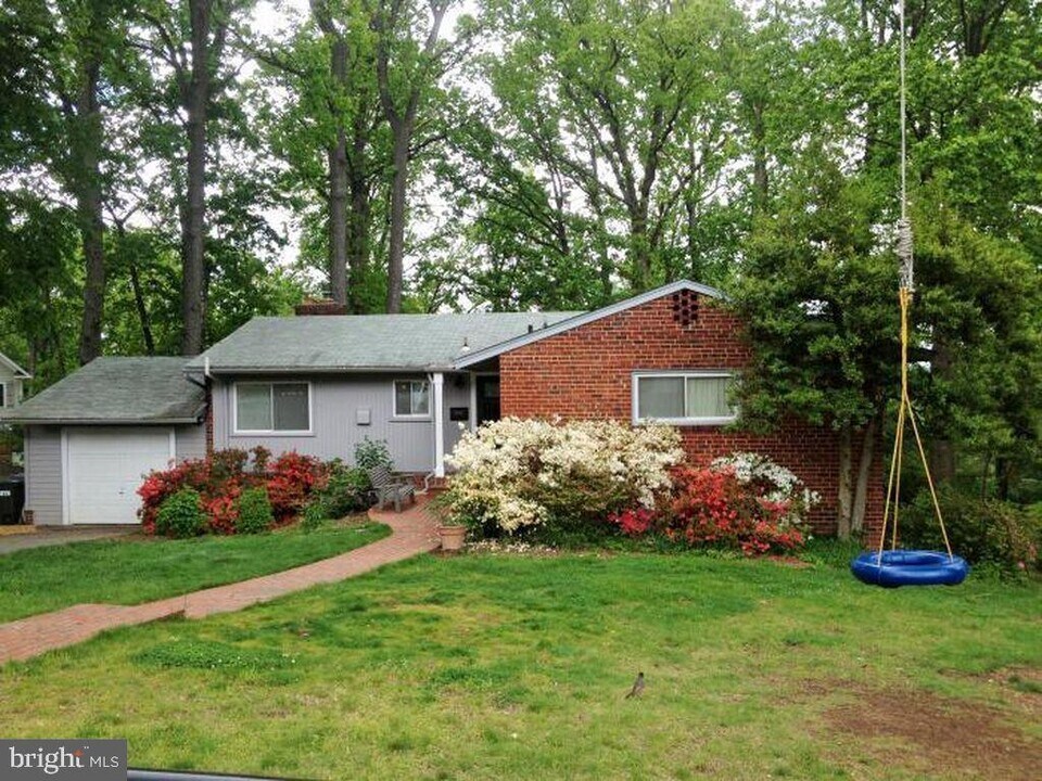2612 Sigmona St in Falls Church, VA - Foto de edificio