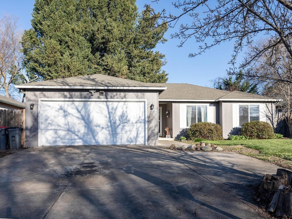 1563 S Oakdale Ave in Medford, OR - Building Photo
