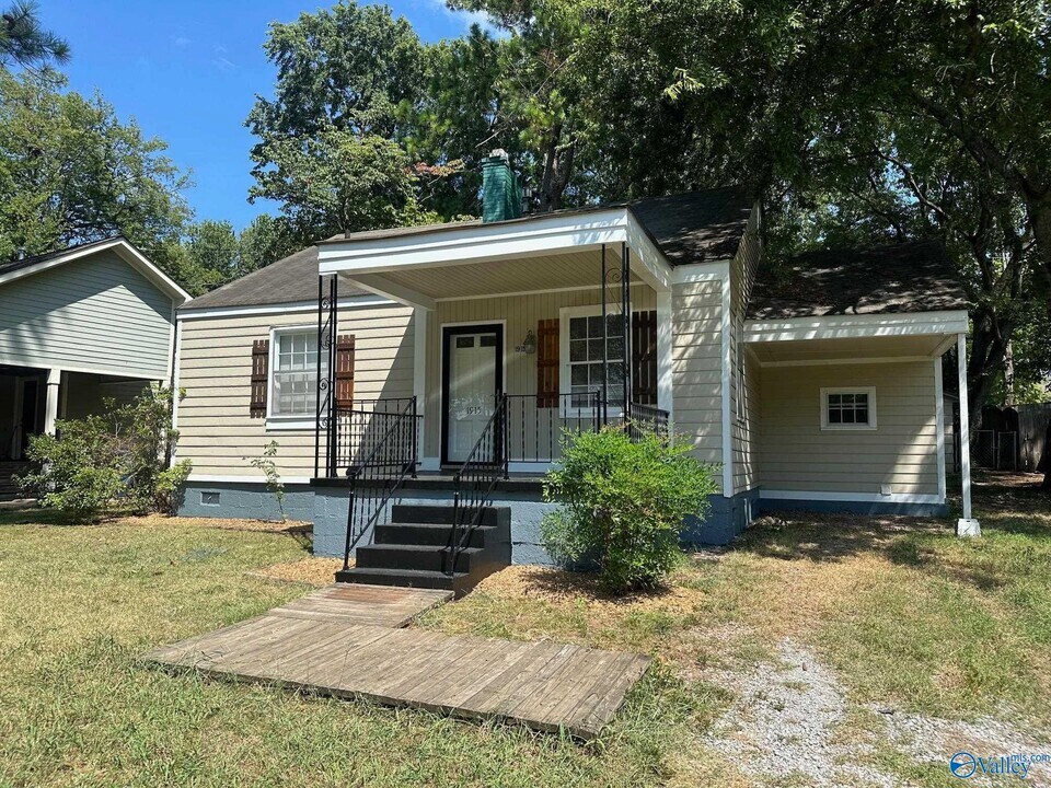 1915 Vanderbilt Cir SW in Huntsville, AL - Building Photo
