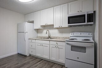 Royal Glen ~ Boutique Cottage Style Living Meets Hassle Free Leasing in Comstock Park, MI - Foto de edificio - Interior Photo