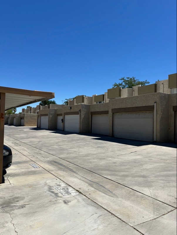 43711 Challenger Way in Lancaster, CA - Foto de edificio - Building Photo