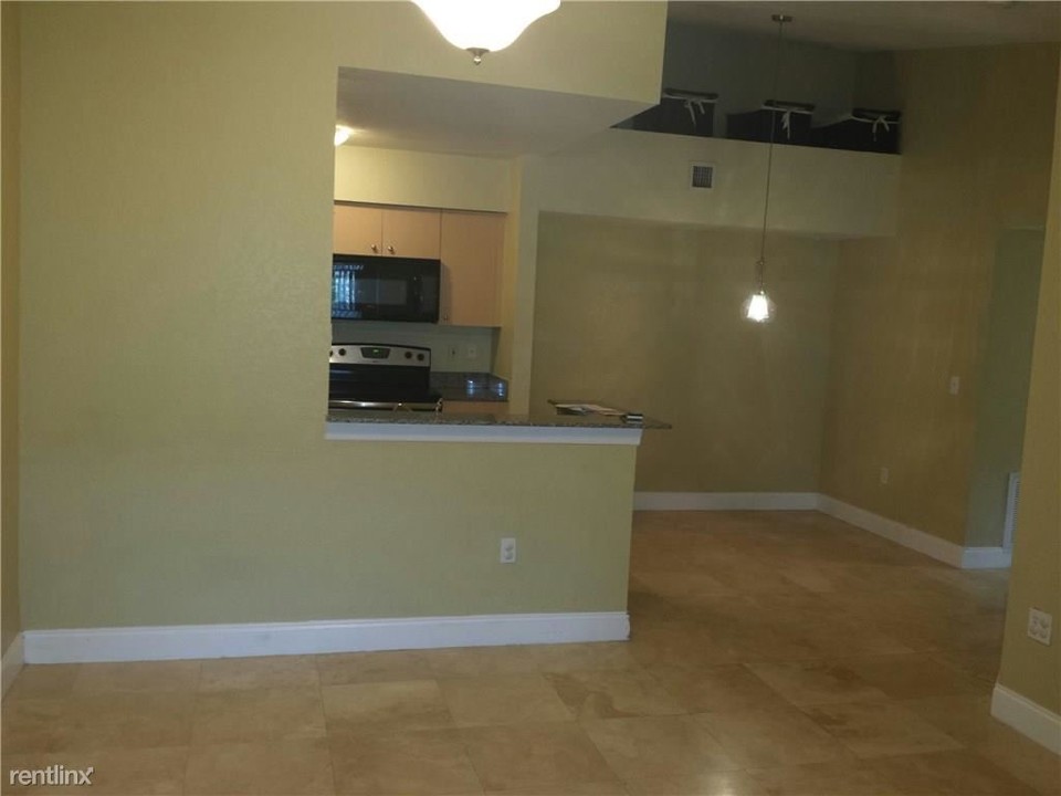 2548 Centergate Dr-Unit -Apt 304 in Miramar, FL - Building Photo