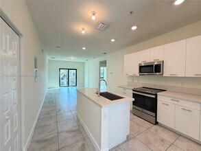 4640 NW 84th Ave in Doral, FL - Building Photo - Building Photo