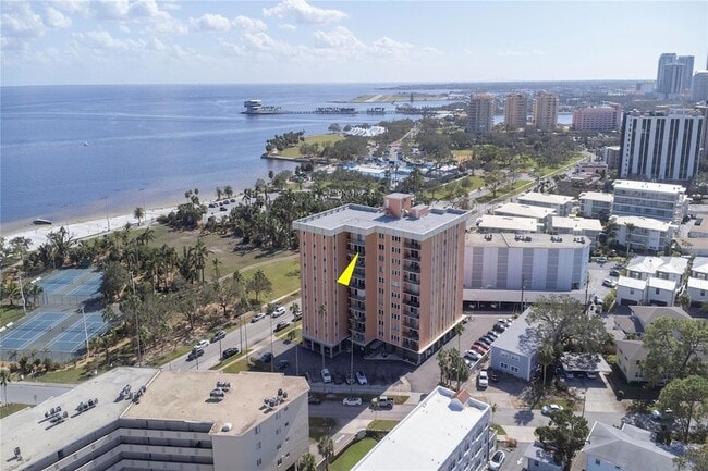 1120 N Shore Dr NE, Unit 301 in St. Petersburg, FL - Foto de edificio - Building Photo