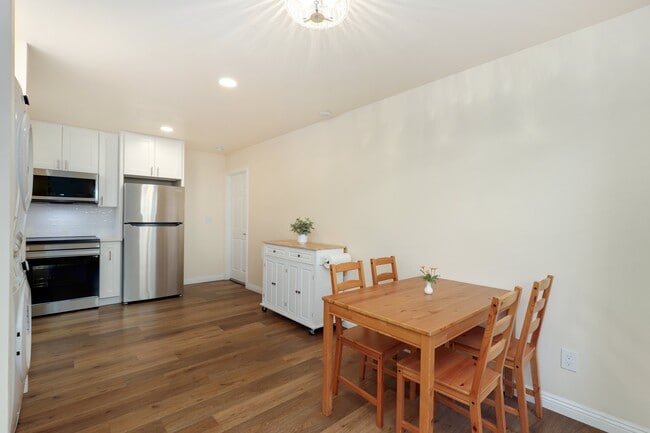 3722 Ben St, Unit 2 in San Diego, CA - Foto de edificio - Building Photo