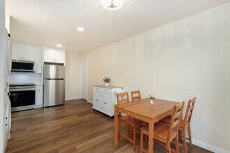 3722 Ben St, Unit 2 in San Diego, CA - Foto de edificio - Building Photo