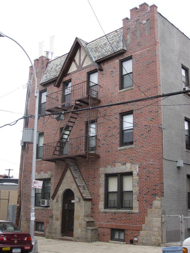 22-40 Himrod St in Flushing, NY - Foto de edificio - Building Photo